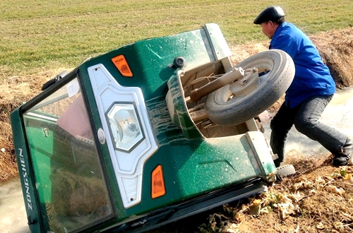郯城：邮政快递三轮车翻入沟中  行人救援转危为安