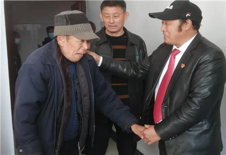 上海军峰“敬老助困”慈善基金会回乡看望孤寡老人