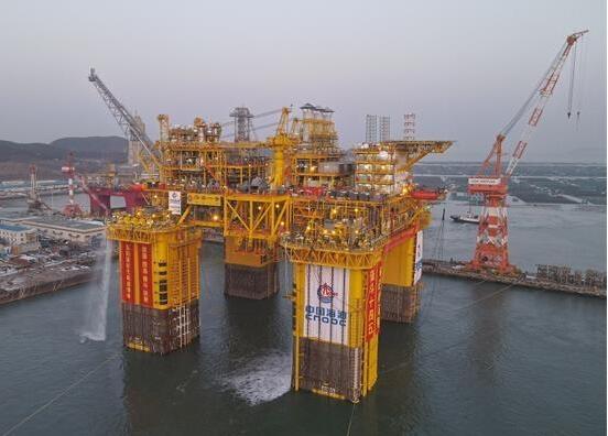 我国自主研发建造的十万吨级深水生产储油平台交付启航
