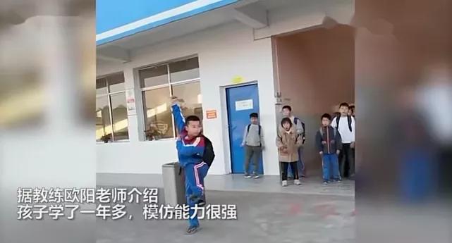 声望值+100！小学生放学打拳，一个空翻跳上电瓶车……