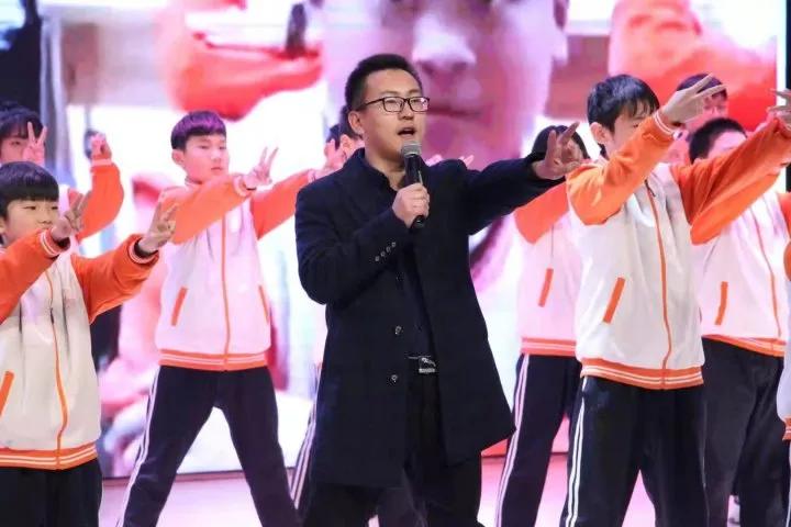 德州90后历史老师走红！获网络800万点赞！