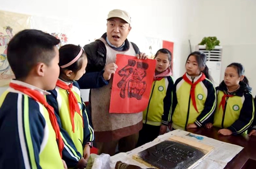 郯城：拓印木版年画感受“非遗”魅力（组图）