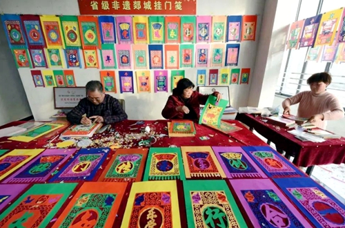 郯城：“非遗年货”加工忙“ 牛年门笺”销市场