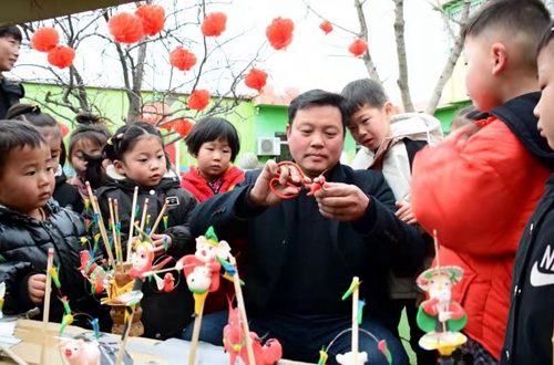 郯城县泉源镇：面塑艺人“牛”转乾坤迎新春