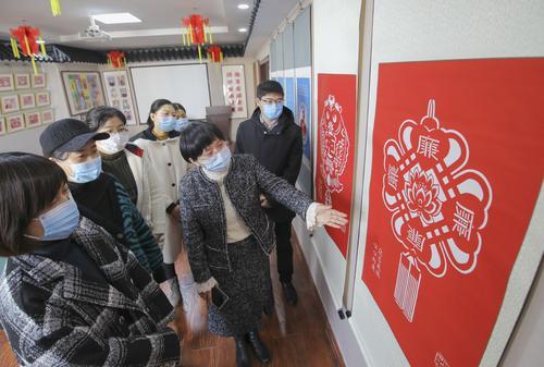 看剪纸  倡廉政