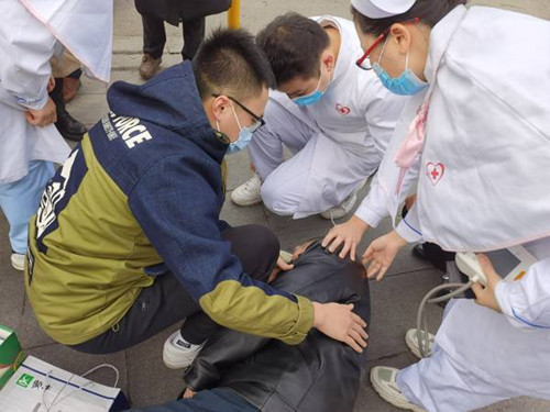 老人突然昏厥倒地 义诊医护人员及时施救