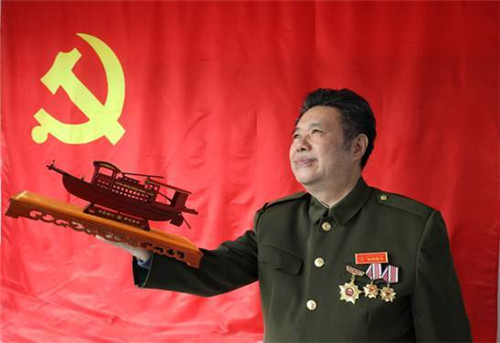 宣誓300多次的老党员手捧“红船”讲红船