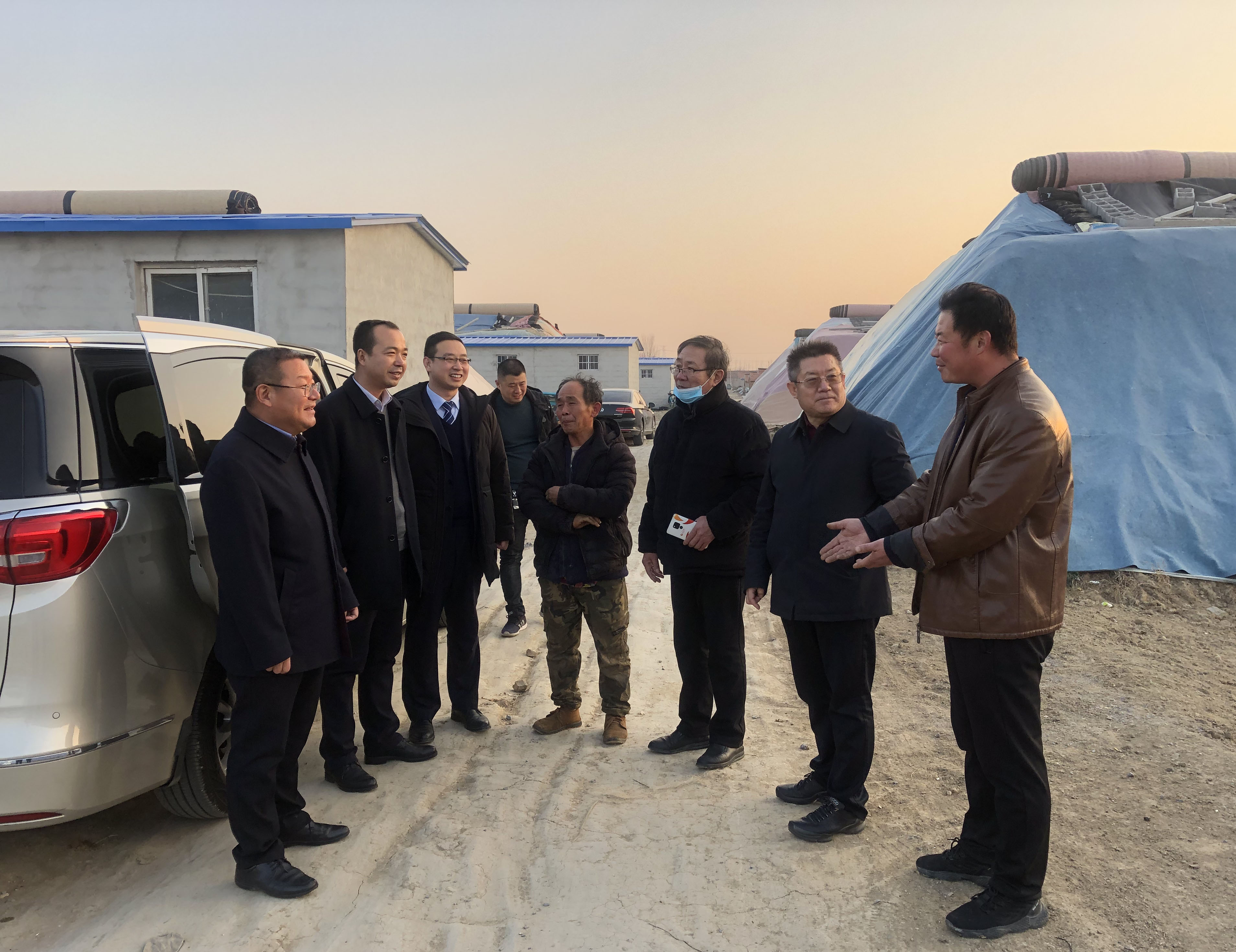 王培旭董事长(左1)深入农村现场办公