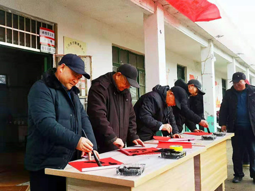 【文明实践】兰陵镇邀请老年书画研究会进村入户写春联送福字