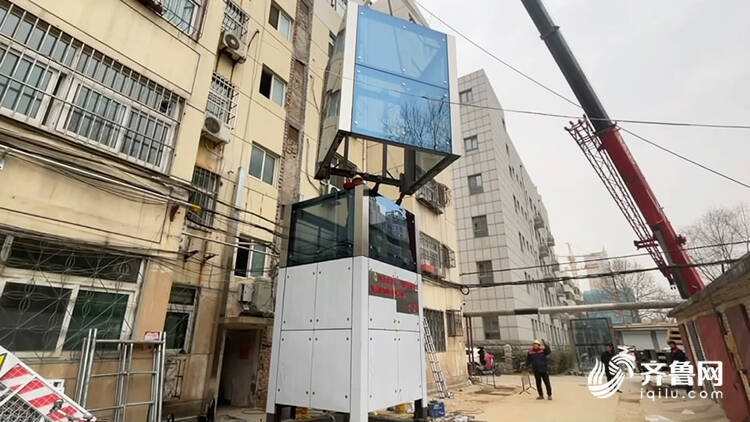 52秒丨德州首个获批的老楼加装电梯项目开工 居民：终于不爬楼了 心里可高兴了