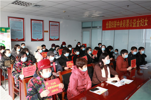 岁寒送温暖 巾帼暖人心