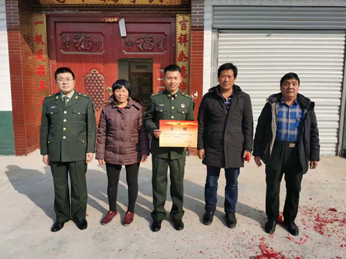 磨山：为优秀士兵家属送去喜报
