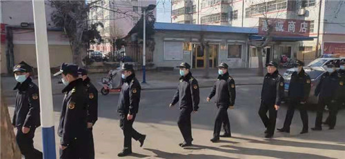 青岛莱西市新上岗市容秩序辅助管理人员走上街头