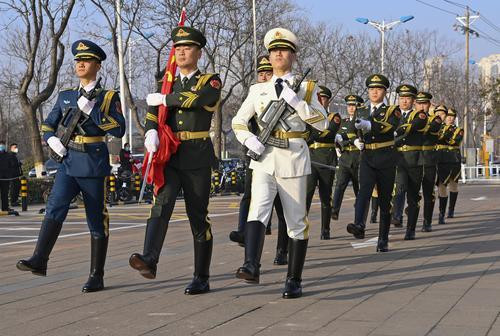 市民家门口看“国旗班”升国旗仪式