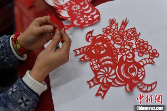 山东青岛：剪纸话新春