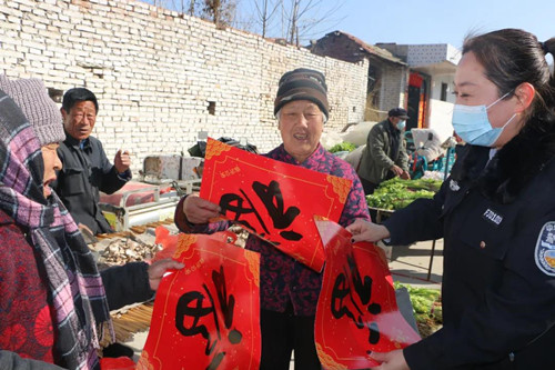 蒙山民警赶年集