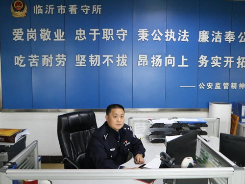 【新春走基层】高墙电网内的春节坚守：最有“架子”的人