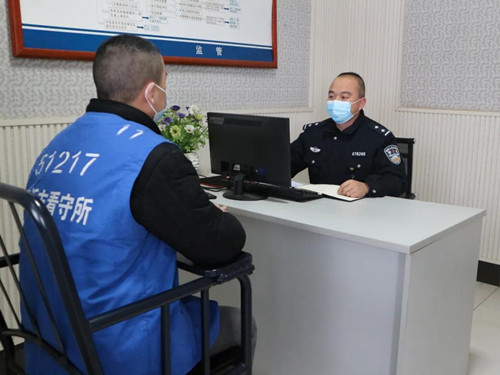 【新春走基层】高墙电网内的春节坚守：一个人在单位，一家人在医院