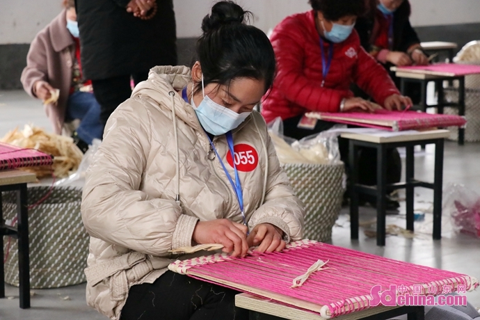 青岛平度草编大赛闹新春 “非遗”文化添年味儿