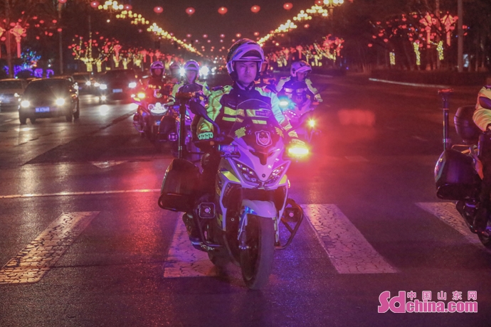 山东东营：铁骑巡逻保平安