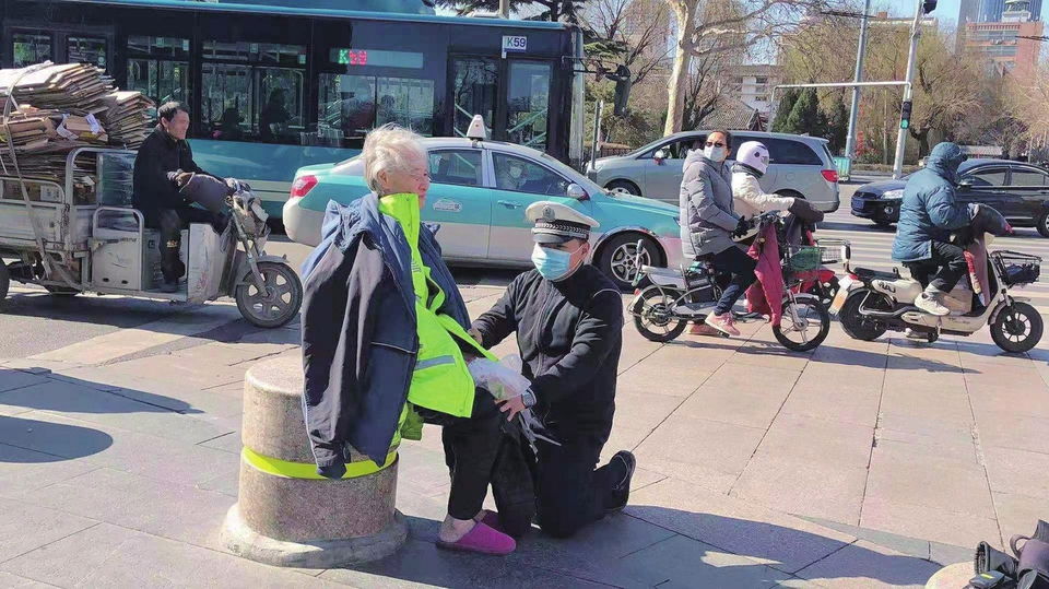 济南交警脱下警服和棉袄 “跪地抱腿”为老人保暖