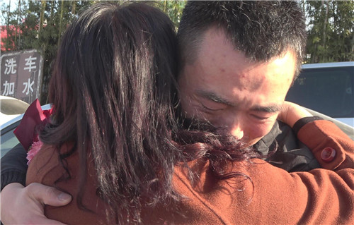 走失30多年，小伙千里寻亲回到妈妈怀抱