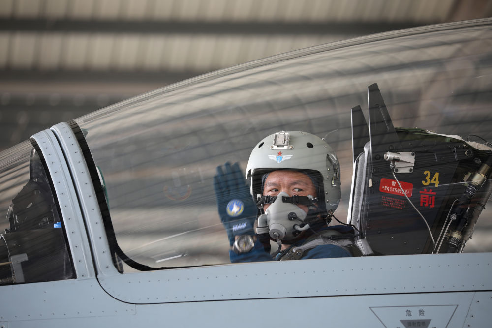 战机撞鸟后避开居民区跳伞受伤，一等功臣王建东重返蓝天