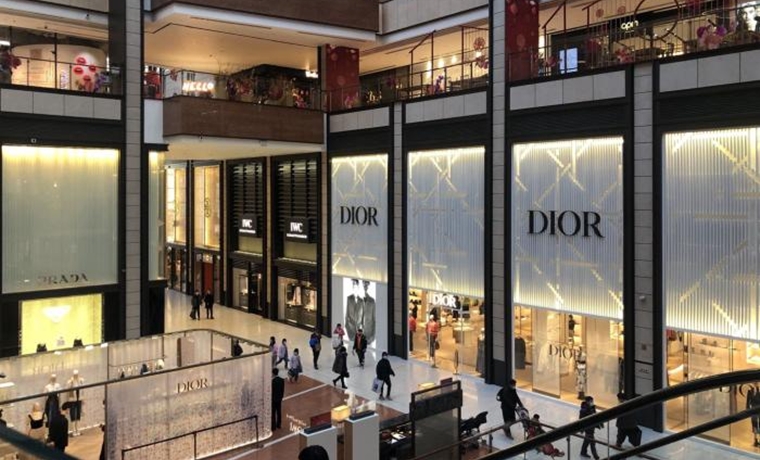 奢侈品专柜排长龙 都是谁在抢购香奈儿、LV？