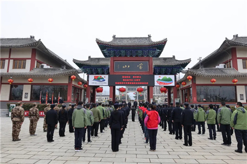 “相约上元 春净蒙山”——临沂市公安局蒙山分局、沂蒙山旅游发展有限公司联合开展志愿者服务活动
