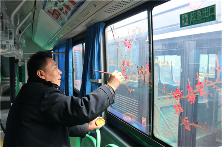 将春天绘进车厢 手绘春景主题公交亮相菏泽