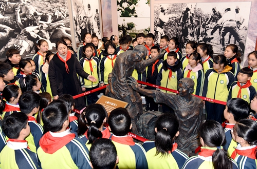 山东郯城：开学首日上“党史课”（组图）