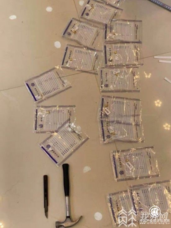 江苏泰州一金店遭19岁女孩持刀抢劫 嫌疑人当场被抓