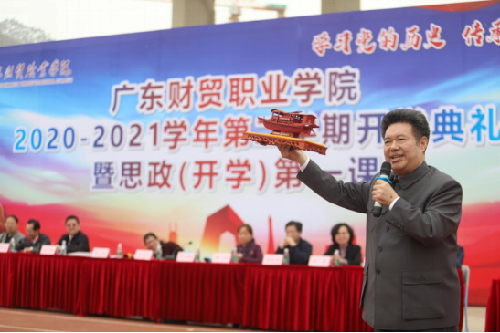 “热血老兵”激情演讲点燃5000学子学党史