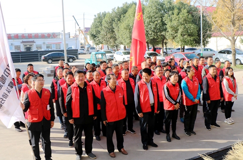 郯城县高峰头镇：乡村街头风景美满眼尽是红马甲