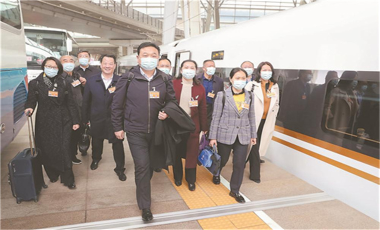 出席十三届全国人大四次会议在皖全国人大代表抵京