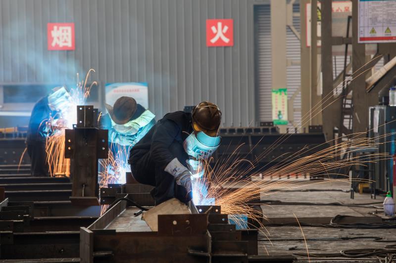 山东滕州：焊花纷飞赶订单    