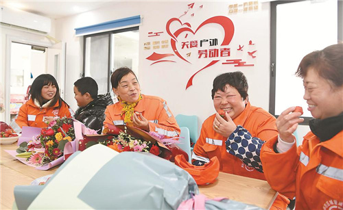 鲜花送给“环卫妈妈”