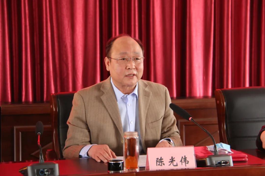 党委副书记陈光伟主持会议党委委员,总会计师张艳英宣读《优秀女职工