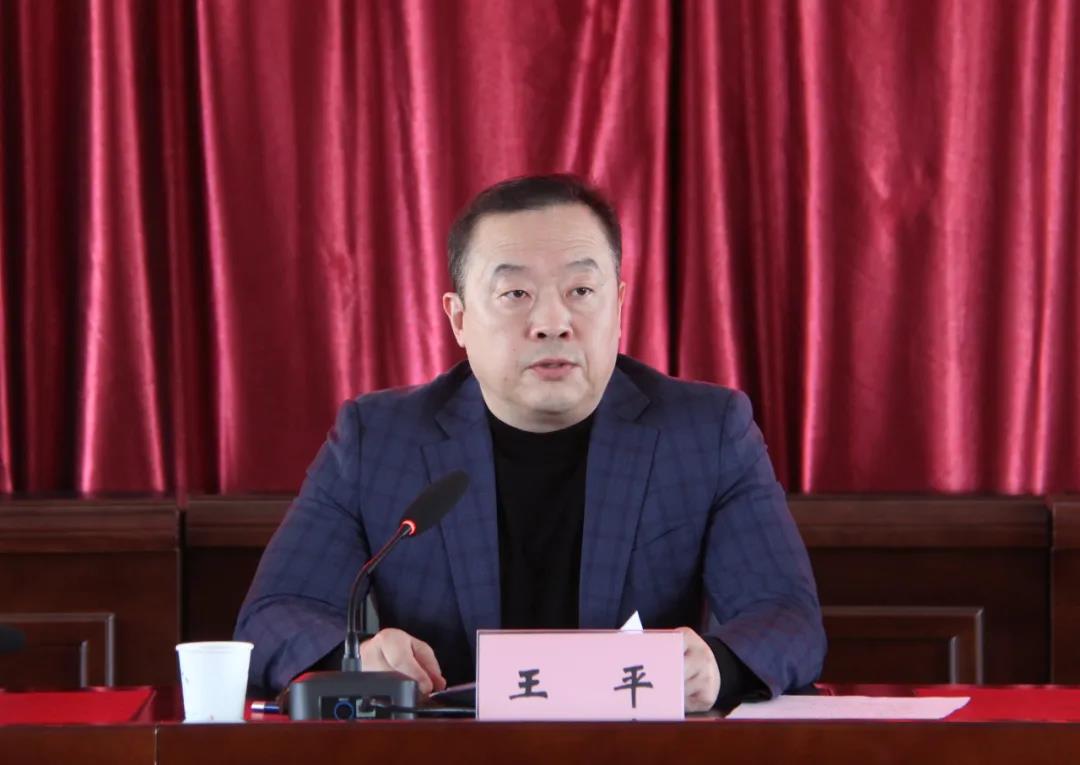 表彰决定》党委委员,总会计师张艳英宣读党委副书记陈光伟主持会议