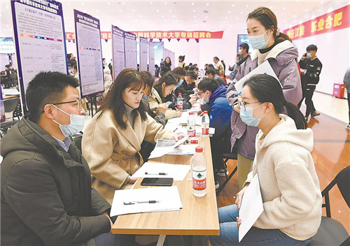 聚焦产业引人才