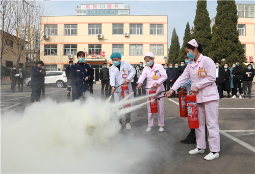 学雷锋纪念日走进养老院“：春风”温暖吹进老人的心田