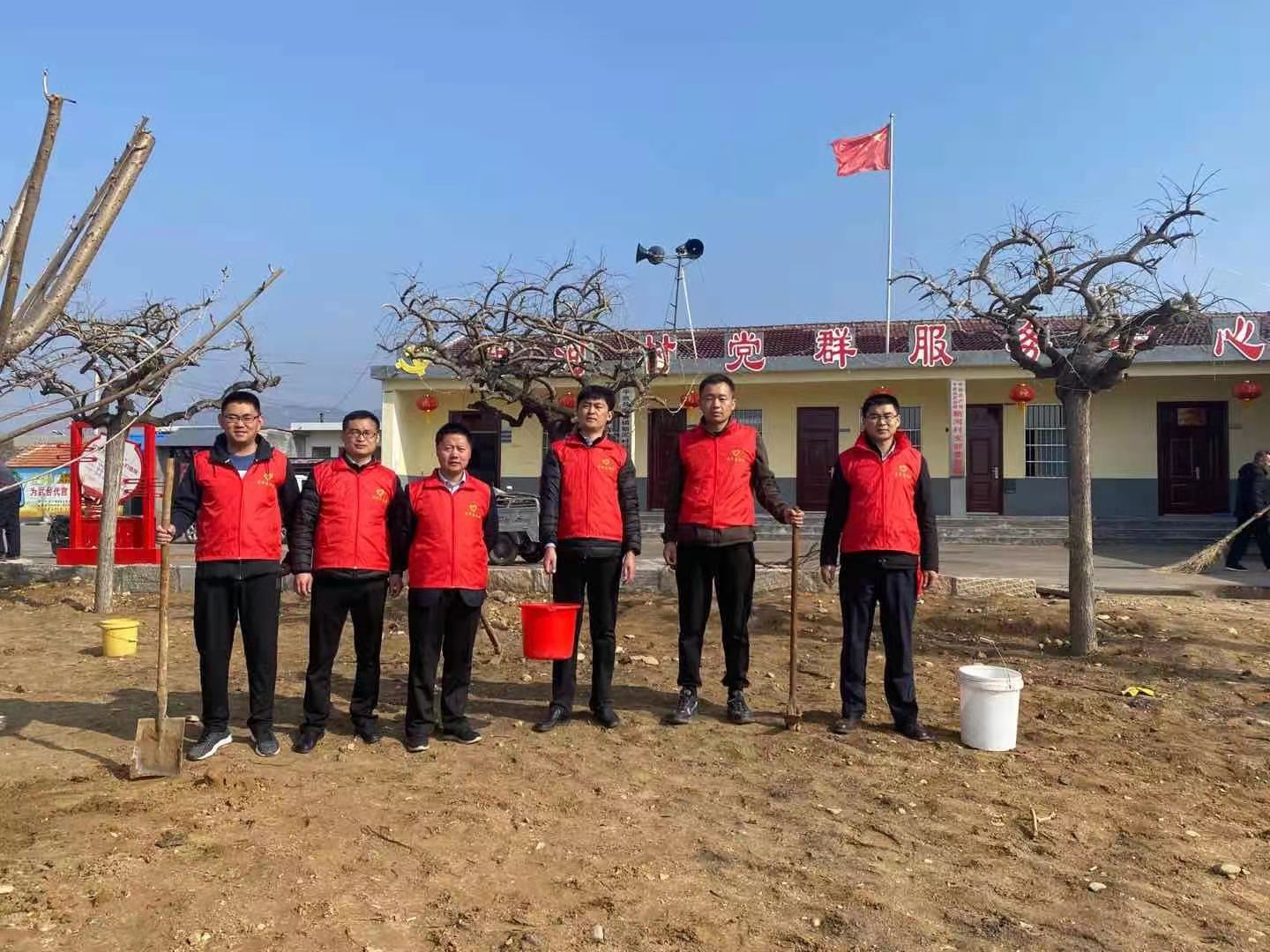 邮储银行平邑县支行开展“植树添绿”青年志愿者活动