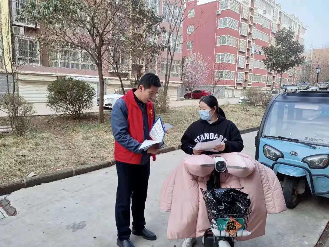 区人社局开展双报到活动，到社区宣传企业招工