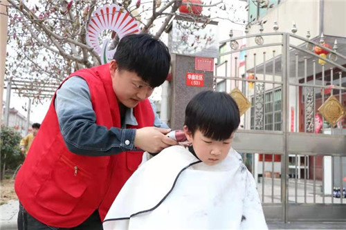二月二理龙头:志愿者进社区为街坊邻居义务理发
