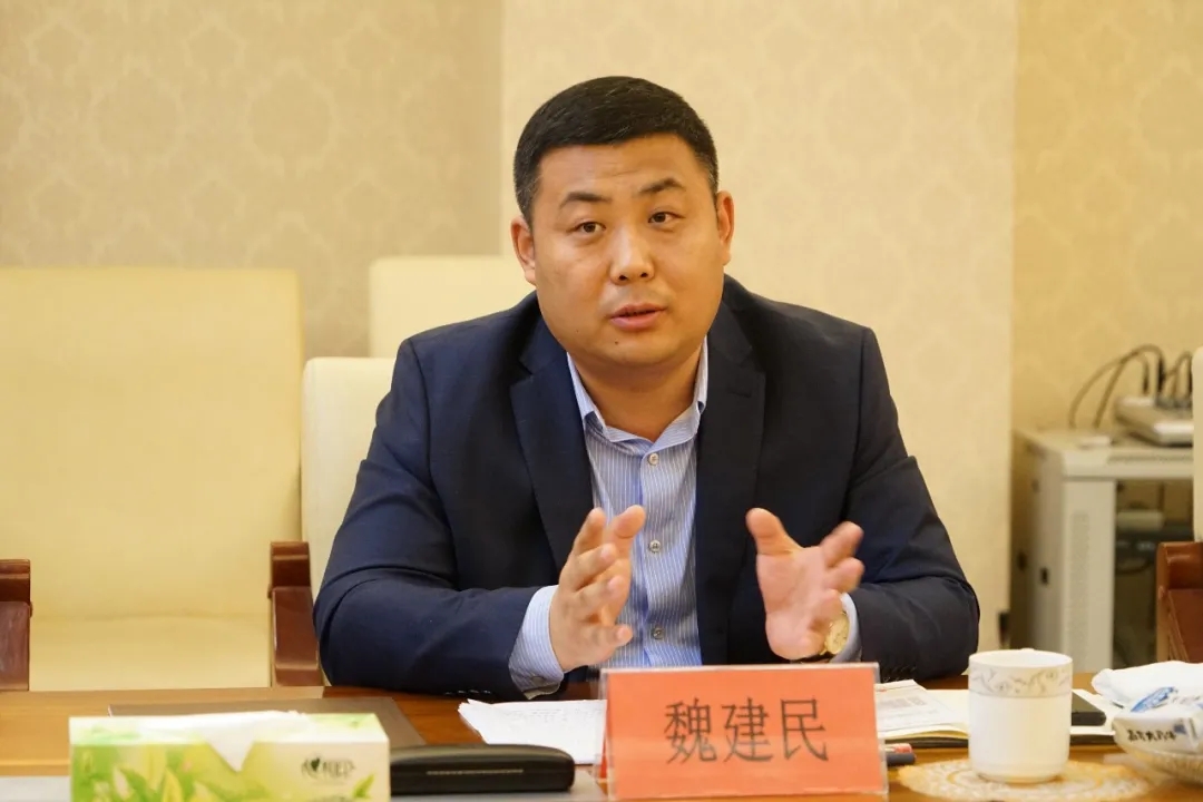 大厦17楼会议室进行了座谈交流,魏建民对张明泉一行到来表示热烈欢迎