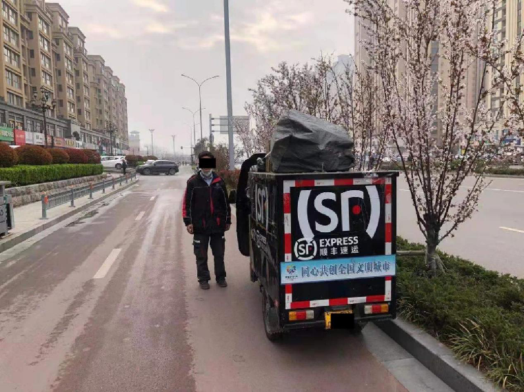 菏泽一快递小哥逆向行驶还准驾车型不符被处罚