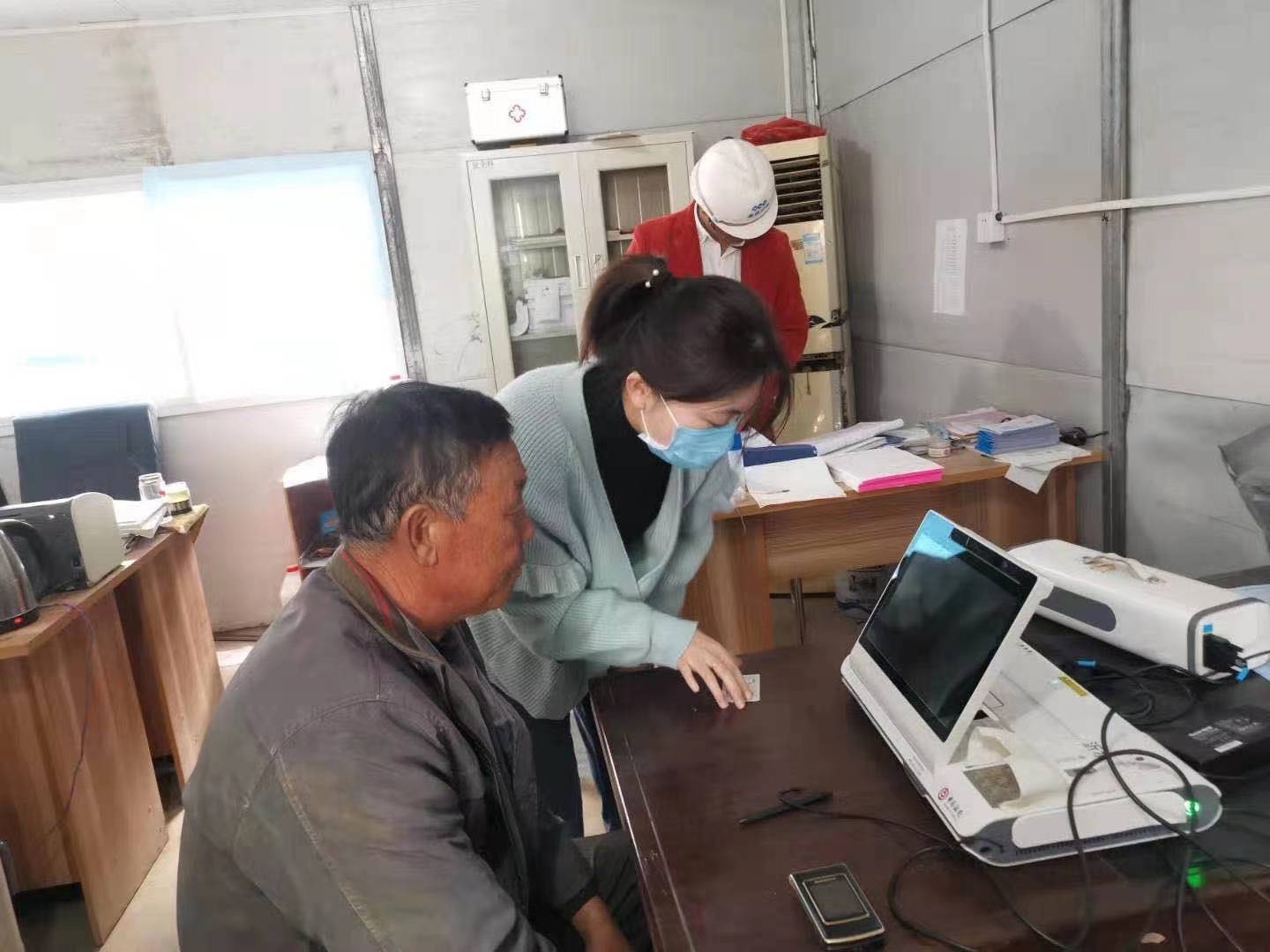 中国银行临沂沂水支行：农民工有序开卡送温情