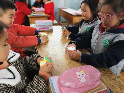 转动小小魔方，培养探究兴趣