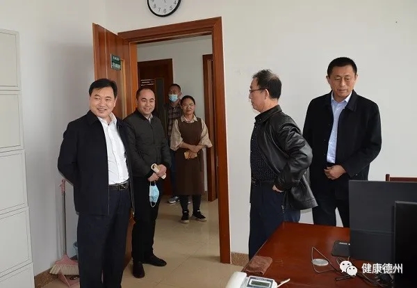 德州市卫生健康委党组书记、主任常树风到委机关创城工作专班现场察看指导并看望全体人员