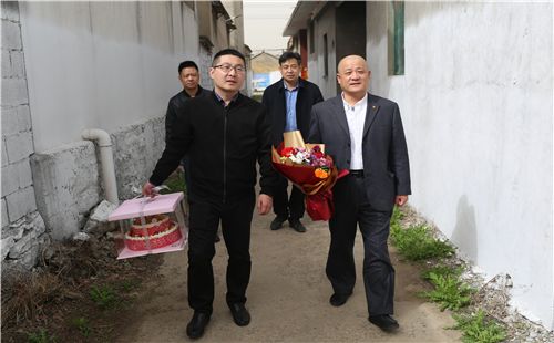 台儿庄区军人事务局情系老兵  生日送祝福